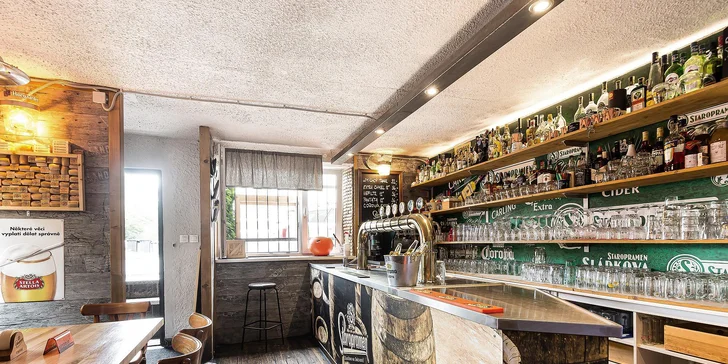 Mix grill: tři druhy masa, fazolky na slanině i cibulové kroužky
