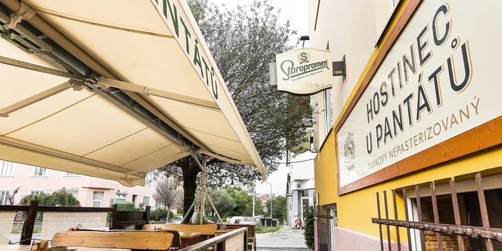 Mix grill: tři druhy masa, fazolky na slanině i cibulové kroužky