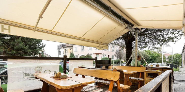 Mix grill: tři druhy masa, fazolky na slanině i cibulové kroužky