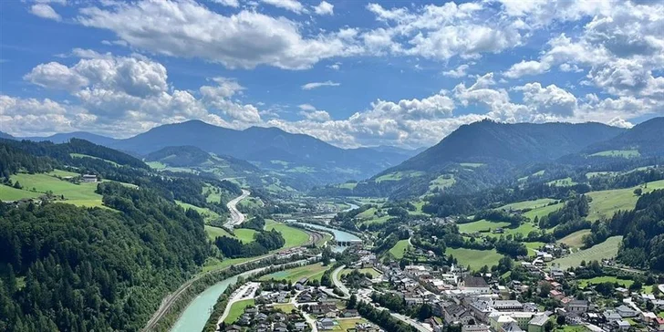 Jednodenní zájezd do Rakouska: největší ledová jeskyně a hrad Hohenwerfen