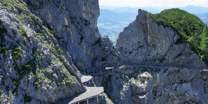 Jednodenní zájezd do Rakouska: největší ledová jeskyně a hrad Hohenwerfen