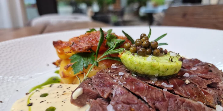 Tříchodové degustační menu pro dva: francouzský tatarák, hovězí steak, dezert a láhev prosecca