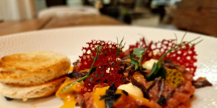 Tříchodové degustační menu pro dva: francouzský tatarák, hovězí steak, dezert a láhev prosecca