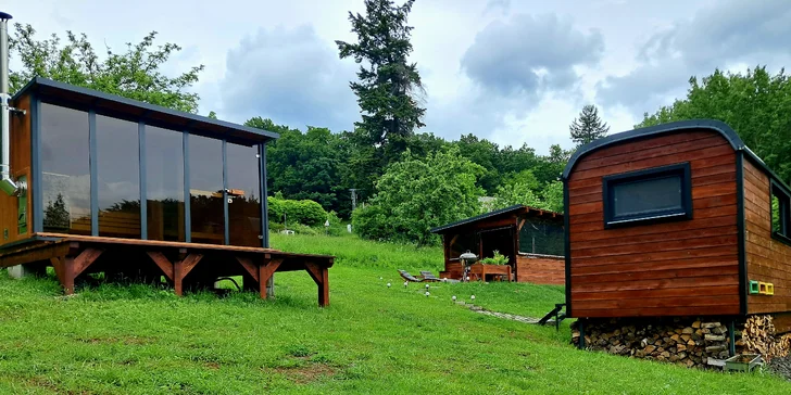 Netradiční ubytování v luxusně vybaveném včelíně s apiterapií jako bonus: finská sauna, možnost rybolovu, minibar