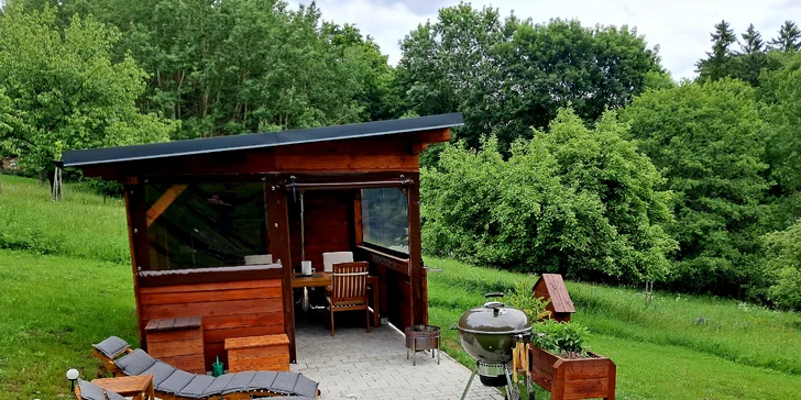 Netradiční ubytování v luxusně vybaveném včelíně s apiterapií jako bonus: finská sauna, možnost rybolovu, minibar