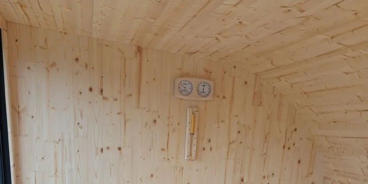 Netradiční ubytování v luxusně vybaveném včelíně s apiterapií jako bonus: finská sauna, možnost rybolovu, minibar
