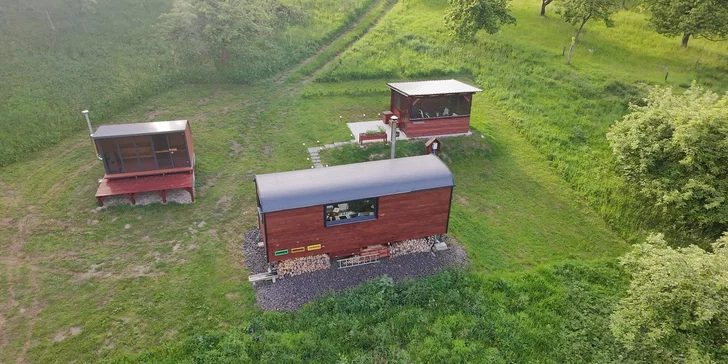Netradiční ubytování v luxusně vybaveném včelíně s apiterapií jako bonus: finská sauna, možnost rybolovu, minibar