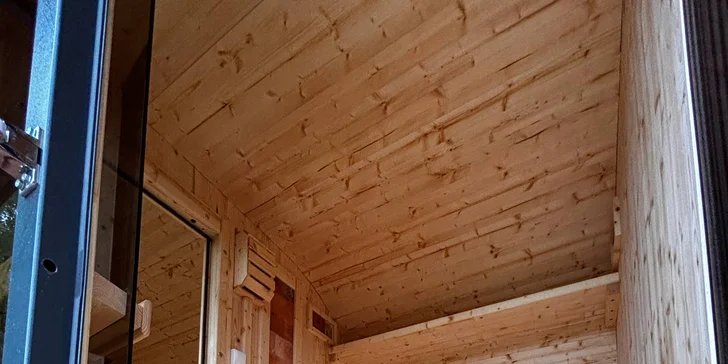 Netradiční ubytování v luxusně vybaveném včelíně s apiterapií jako bonus: finská sauna, možnost rybolovu, minibar