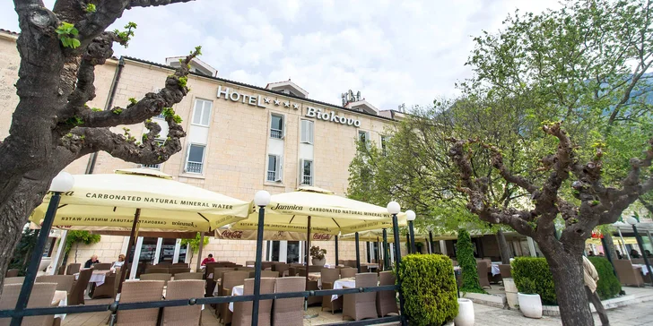 Makarská riviéra: 4* hotel se snídaní, polopenzí či plnou penzí, 3 minuty od pláže