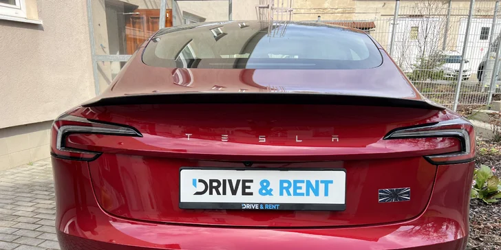 Zapůjčení Tesly Model 3 Performance – elektromobil, co vás ohromí