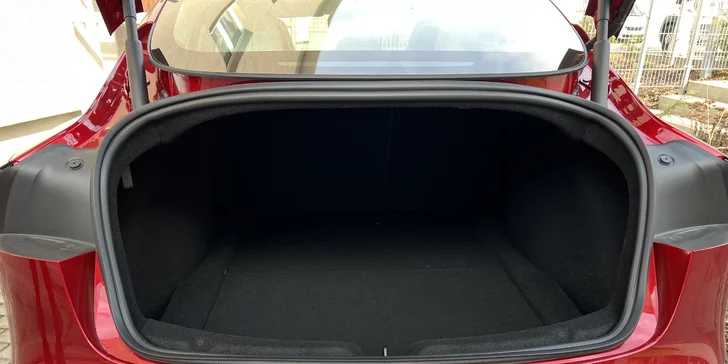 Zapůjčení Tesly Model 3 Performance – elektromobil, co vás ohromí