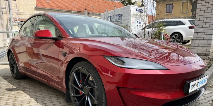 Zapůjčení Tesly Model 3 Performance – elektromobil, co vás ohromí