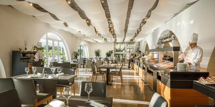 V blízkém okolí najdete celou řadu hotelů a restaurací, kam můžete zavítat na nějakou tu dobrotu.