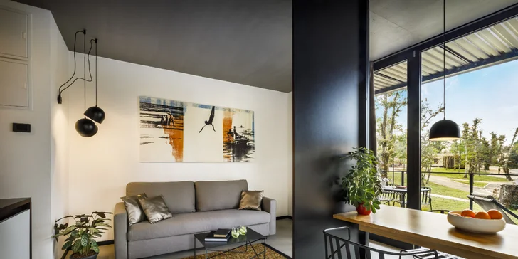 Obě vily také zvou k relaxu na terase (15 m²), větší vila má navíc i střešní terasu (18 m²), kde se bude dokonale chytat bronz.
