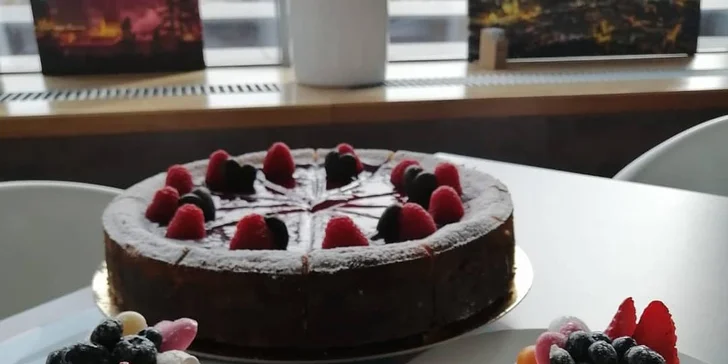 Café Vítkov: dort s kávou nebo Gin & Tonic s výhledem na Žižkov a Karlín