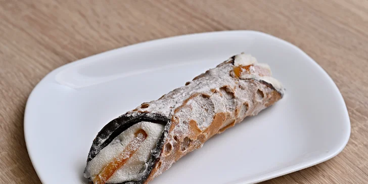 Nápoj a dort dle výběru v dejvické kavárně LT Cafe Prague: Red Velvet, medovník a další