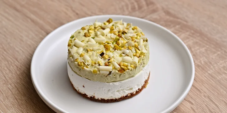 Nápoj a dort dle výběru v dejvické kavárně LT Cafe Prague: Red Velvet, medovník a další