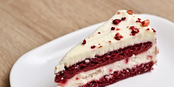 Nápoj a dort dle výběru v dejvické kavárně LT Cafe Prague: Red Velvet, medovník a další