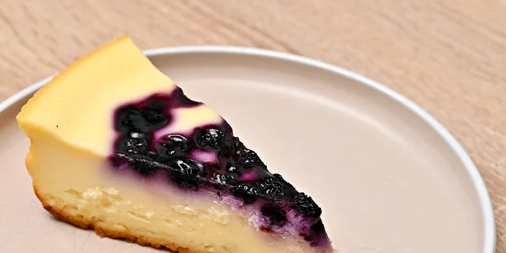 Nápoj a dort dle výběru v dejvické kavárně LT Cafe Prague: Red Velvet, medovník a další