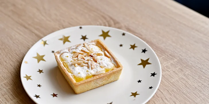 Nápoj a dort dle výběru v dejvické kavárně LT Cafe Prague: Red Velvet, medovník a další