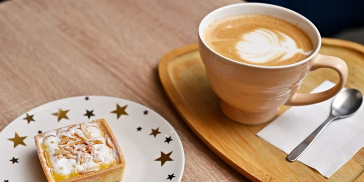 Nápoj a dort dle výběru v dejvické kavárně LT Cafe Prague: Red Velvet, medovník a další