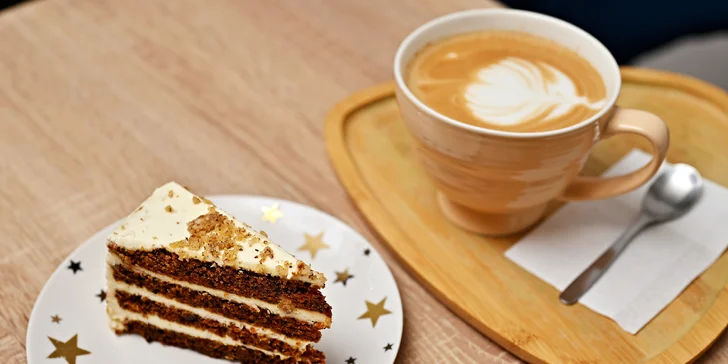 Nápoj a dort dle výběru v dejvické kavárně LT Cafe Prague: Red Velvet, medovník a další