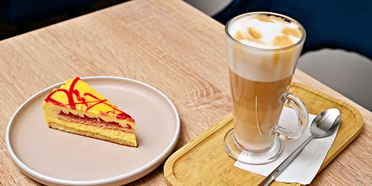 Nápoj a dort dle výběru v dejvické kavárně LT Cafe Prague: Red Velvet, medovník a další