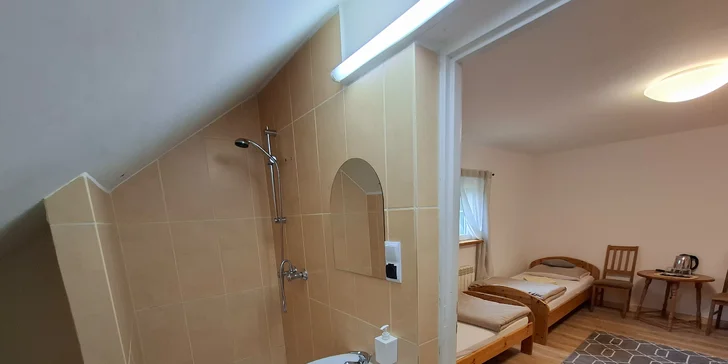 Chatová osada v polských Krkonoších: pokoje až pro 5 osob se snídaní, sauna