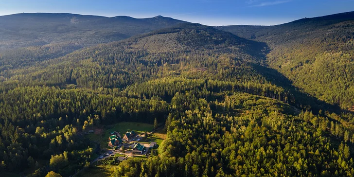 Chatová osada v polských Krkonoších: pokoje až pro 5 osob se snídaní, sauna