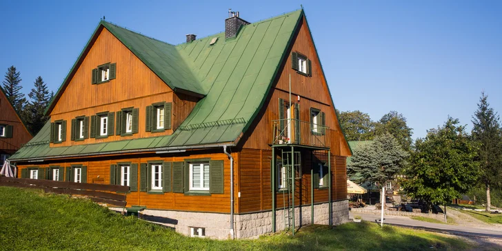 Chatová osada v polských Krkonoších: pokoje až pro 5 osob se snídaní, sauna