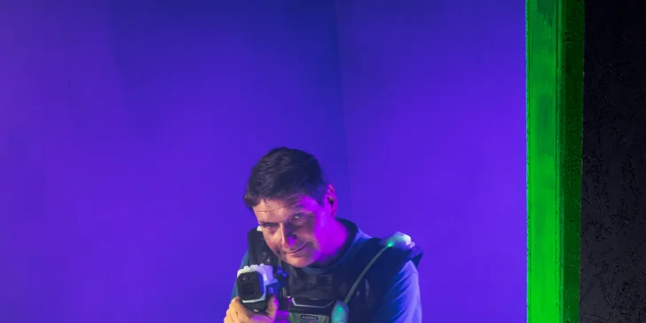 Voucher na laser game do unikátní arény Neon factory: 200–⁠⁠⁠⁠⁠⁠2000 Kč, moderní ovladače, vesty i prostředí