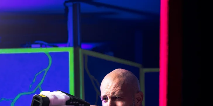 Voucher na laser game do unikátní arény Neon factory: 200–⁠⁠⁠⁠⁠⁠2000 Kč, moderní ovladače, vesty i prostředí