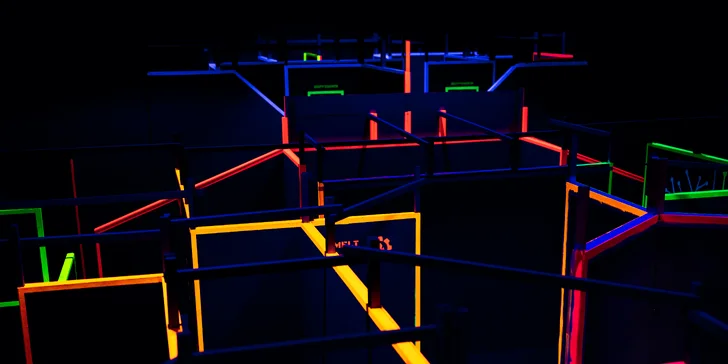 Voucher na laser game do unikátní arény Neon factory: 200–⁠⁠⁠⁠⁠⁠2000 Kč, moderní ovladače, vesty i prostředí