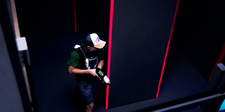 Voucher na laser game do unikátní arény Neon factory: 200–⁠⁠⁠⁠⁠⁠2000 Kč, moderní ovladače, vesty i prostředí