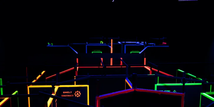 Voucher na laser game do unikátní arény Neon factory: 200–⁠⁠⁠⁠⁠⁠2000 Kč, moderní ovladače, vesty i prostředí