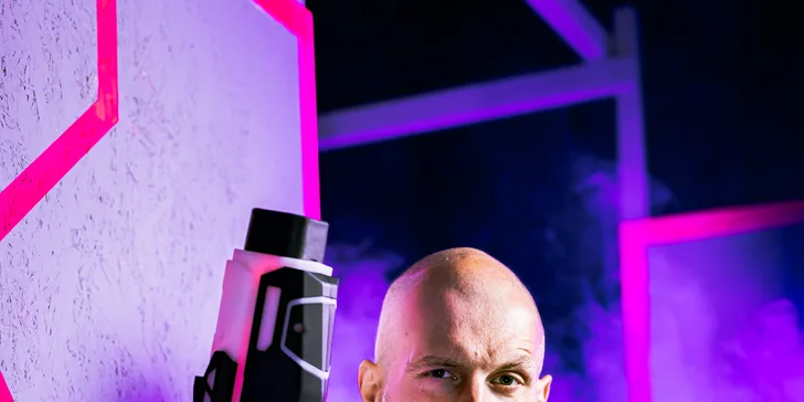Voucher na laser game do unikátní arény Neon factory: 200–⁠⁠⁠⁠⁠⁠2000 Kč, moderní ovladače, vesty i prostředí