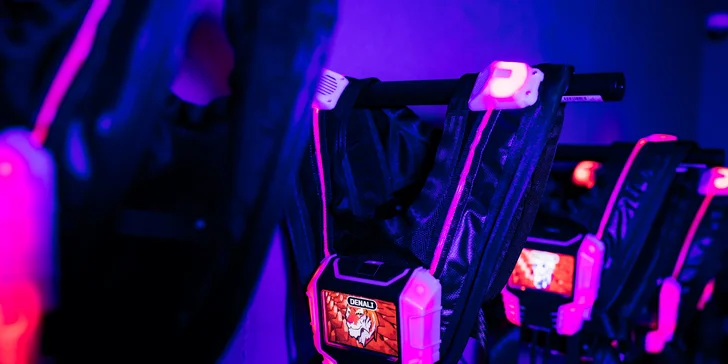 Voucher na laser game do unikátní arény Neon factory: 200–⁠⁠⁠⁠⁠⁠2000 Kč, moderní ovladače, vesty i prostředí