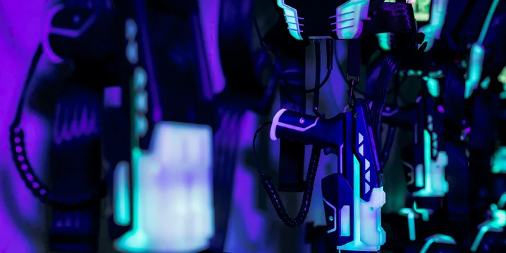 Voucher na laser game do unikátní arény Neon factory: 200–⁠⁠⁠⁠⁠⁠2000 Kč, moderní ovladače, vesty i prostředí