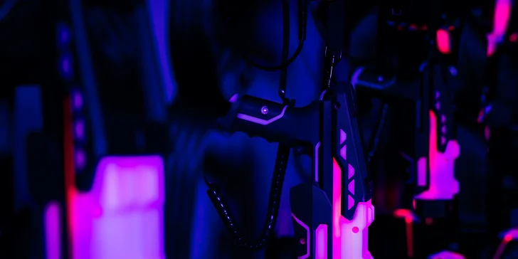 Voucher na laser game do unikátní arény Neon factory: 200–⁠⁠⁠⁠⁠⁠2000 Kč, moderní ovladače, vesty i prostředí