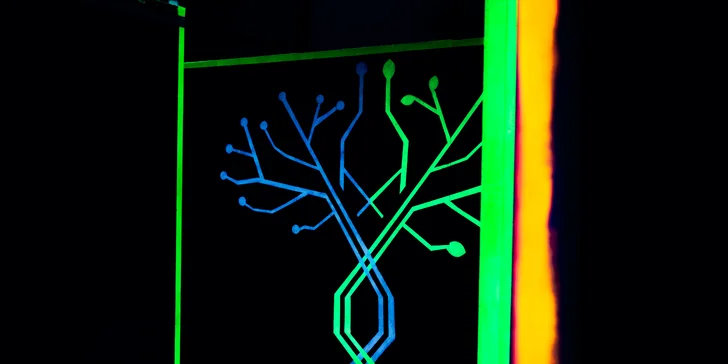 Voucher na laser game do unikátní arény Neon factory: 200–⁠⁠⁠⁠⁠⁠2000 Kč, moderní ovladače, vesty i prostředí