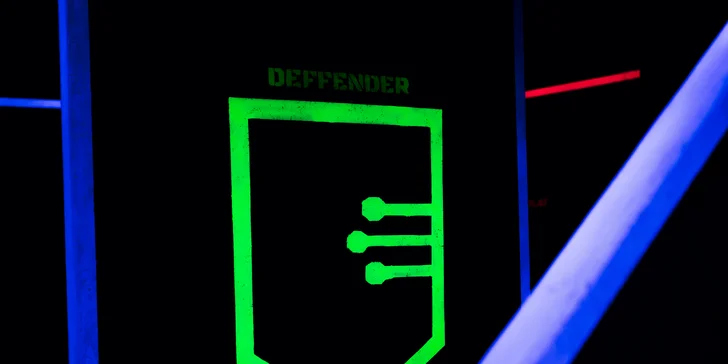 Voucher na laser game do unikátní arény Neon factory: 200–⁠⁠⁠⁠⁠⁠2000 Kč, moderní ovladače, vesty i prostředí