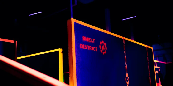 Voucher na laser game do unikátní arény Neon factory: 200–⁠⁠⁠⁠⁠⁠2000 Kč, moderní ovladače, vesty i prostředí