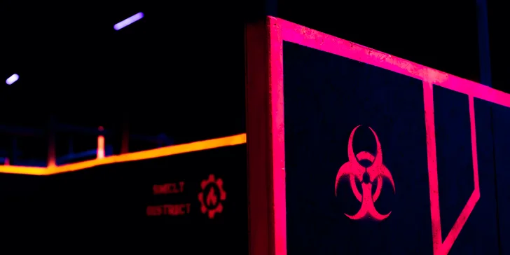 Voucher na laser game do unikátní arény Neon factory: 200–⁠⁠⁠⁠⁠⁠2000 Kč, moderní ovladače, vesty i prostředí