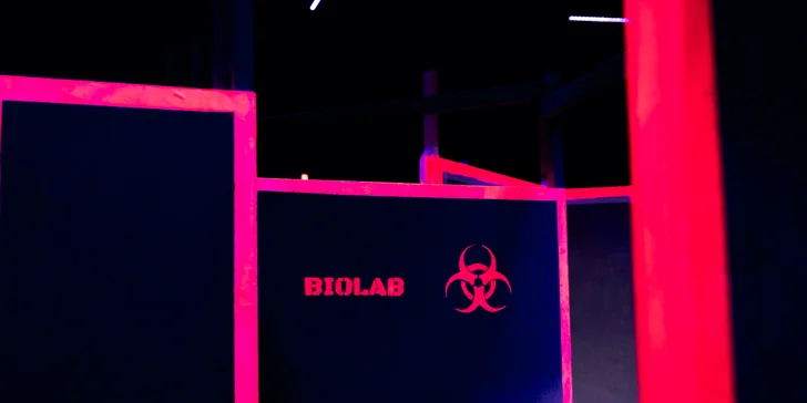 Voucher na laser game do unikátní arény Neon factory: 200–⁠⁠⁠⁠⁠⁠2000 Kč, moderní ovladače, vesty i prostředí