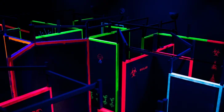 Voucher na laser game do unikátní arény Neon factory: 200–⁠⁠⁠⁠⁠⁠2000 Kč, moderní ovladače, vesty i prostředí