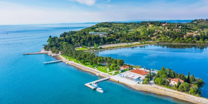 Pobřežní letovisko Strunjan: hotel přímo u pláže, vč. snídaně a neomezeného wellness