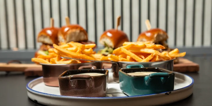 Sada 4 mini burgerů pro 2 osoby: hovězí, vepřový i vege, včetně hranolek a dipů