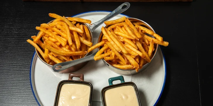 Sada 4 mini burgerů pro 2 osoby: hovězí, vepřový i vege, včetně hranolek a dipů