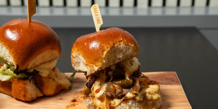 Sada 4 mini burgerů pro 2 osoby: hovězí, vepřový i vege, včetně hranolek a dipů