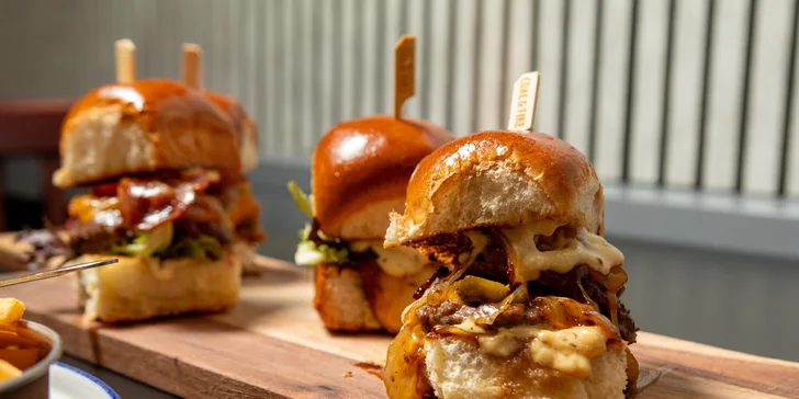 Sada 4 mini burgerů pro 2 osoby: hovězí, vepřový i vege, včetně hranolek a dipů